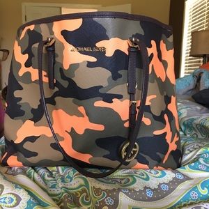 Michael kors camouflage purse perfect condition.